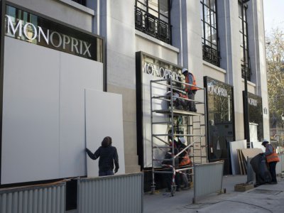 Installation de panneaux en bois pour protéger les vitrines des magasins, le 30 novembre 2018 à la veille d'une nouvelle manifestationdes "gilets jaunes" sur les Champs-Elysées, à Paris - Thomas SAMSON [AFP]