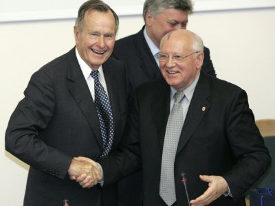 Les anciens présidents américain George H.W. Bush et soviétique Mikhail Gorbachev, le 23 mai 2005 à Moscou - Yuri KADOBNOV [AFP/Archives]