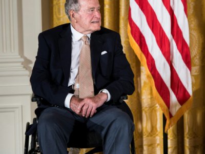 L'ancien président George H. W. Bush, le 15 juillet 2013 à la Maison Blanche - Brendan SMIALOWSKI [AFP/Archives]