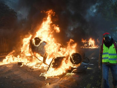 Voiture en flammes pendant la manifestation des "gilets jaunes", à Paris le 1er décembre 2018 - Alain JOCARD [AFP]