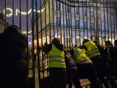 Manifestants portant un gilet jaune, poussant les grilles du jardin des Tuileries, à Paris le 1er décembre 2018 - - [AFP]