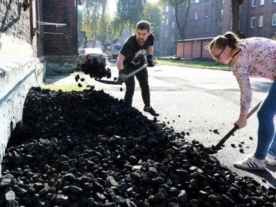 Un mineur et sa femme remplissent de charbon le sous-sol de leur maison à Mikolow, le 12 octobre 2018 en Silésie, dans le sud de la Pologne (sud de la Pologne) - Janek SKARZYNSKI [AFP]