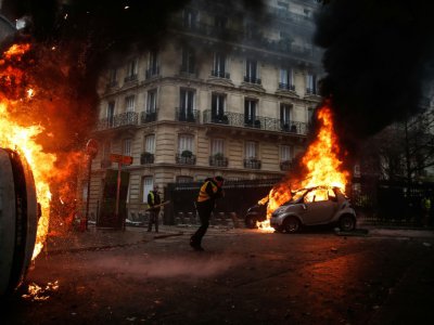 Des véhicules incendiés lors de heurts entre gilets jaunes et forces de police, le 1er décembre 2018 à Paris - Abdulmonam EASSA [AFP]