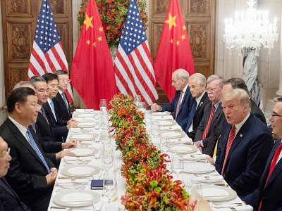Les présidents chinois Xi Jinping (2e à gauche) et américain Donald Trump (2e à droite) et leurs délégations respectives à Buenos Aires le 1er décembre 2018. - SAUL LOEB [AFP]