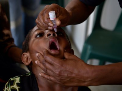 Warapnong, âgée de six ans, reçoit un vaccin anti-polio dans une clinique itinérante installée  à Mount Hagen en Papouasie-Nouvelle-Guinée, le 22 novembre 2018 - PETER PARKS [AFP]