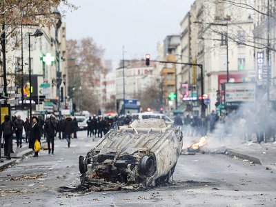Une voiture brûle devant un lycée professionnel à Aubervilliers dans le nord de Paris, le 3 décembre 2018 - Thomas SAMSON [AFP]
