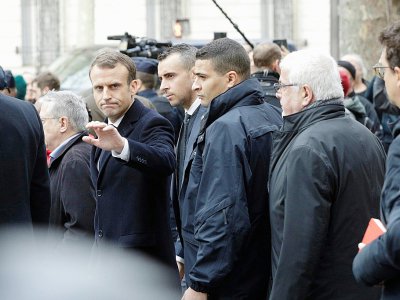 Emmanuel Macron a constaté les dégâts près de l'Arc de Triomphe, le 2 décembre 2018, au lendemain d'une journée de heurts à Paris - Geoffroy VAN DER HASSELT [AFP]