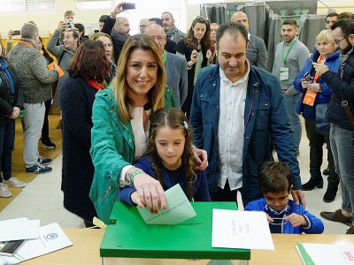 Susana Diaz, candidate du PSOE, vote en famille aux élections régionales en Andalousie, le 2 décembre 2018 à Séville - CRISTINA QUICLER [AFP]
