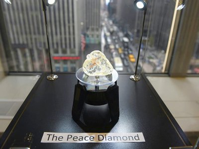 Le "diamant de la paix", lors de sa vente le 4 décembre 2017 à New York - TIMOTHY A. CLARY [AFP/Archives]