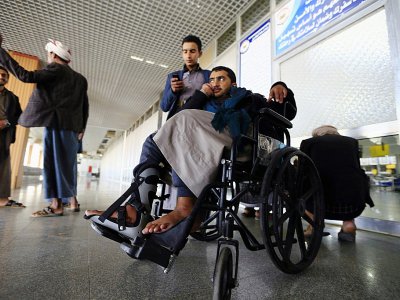 Des rebelles Houthis blessés attendent à l'aéroport de Sanaa (Yémen) d'être évacués vers Oman, le 3 décembre 2018 - Mohammed HUWAIS [AFP]