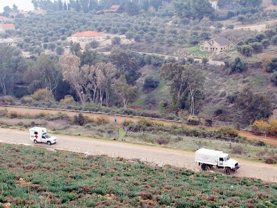 Des véhicules des forces de l'ONU déployées dans le sud du Liban (Finul) circulant sur une route à proximité de la frontière entre le village libanais de Kfar-Kila et le territoire israélien le 4 décembre 2018 - Ali DIA [AFP]