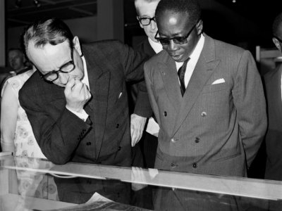 Le ministre français de la Culture André Malraux (à gauche) et le président du Sénégal Léopold Sédar Senghor (à droite) à l'ouverture du 1er Festival Mondial des Arts Noirs (FESMAN), le 1er avril 1966 à Dakar - - [AFP]