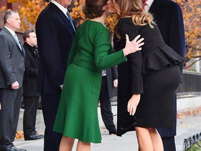 Le couple présidentiel américain Donald et Melania Trump salue l'ex-président George W. Bush et son épouse Laura le 4 décembre 2018 à Washington - Nicholas KAMM [AFP]