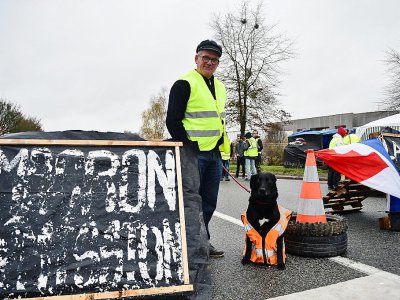 "Gilet jaune" réclamant la démission d'Emmanuel Macron, à Torce près de Rennes, le 2 décembre 2018 - JEAN-FRANCOIS MONIER [AFP/Archives]