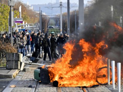 Des lycéens mettent le feu à une barricade pour bloquer le tramway à Bordeaux, le 5 décembre 2018 - NICOLAS TUCAT [AFP]