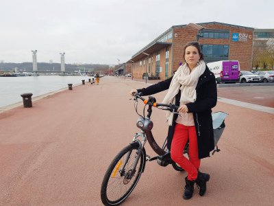 Hélène Devaux a déjà parcouru plus de 1000 km en six mois avec son vélo électrique. - Pierre Durand-Gratian