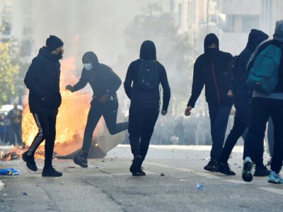Des manifestants jettent des projectiles en direction des forces de l'ordre à Marseille, le 6 décembre 2018 - GERARD JULIEN [AFP]