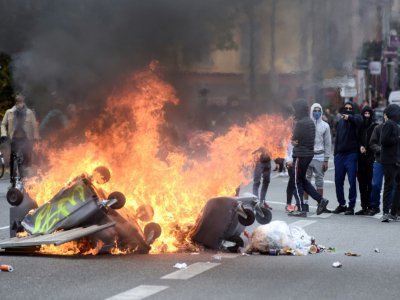 Des poubelles incendiées lors d'une manifestation de lycéens, le 6 décembre 2018 à Toulouse - REMY GABALDA [AFP]