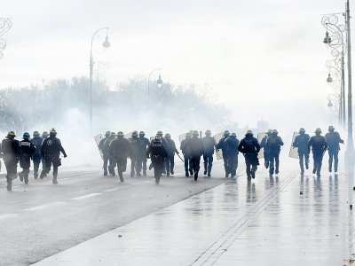 La police anti-émeutes pendant une manifestation de lycéens, sur le Pont Neuf à Toulouse le 6 décembre 2018 - REMY GABALDA [AFP]
