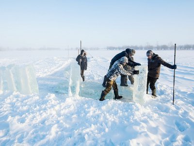 Dans le village d'Oï en Iakoutie (Russie), des villageois en quête de blocs de glace, le 27 novembre 2018 - Mladen ANTONOV [AFP]