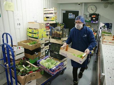 Préparation de caisses de fruits et légumes dans l'entrepôt de la société Natoora, au sud de Londres, le 5 décembre 2018 - Daniel LEAL-OLIVAS [AFP]