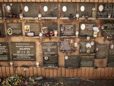 Des plaques du souvenir ornent le mur du crematorium du cimetière d'Avalon, à Soweto, le 15 novembre 2018. - GIANLUIGI GUERCIA [AFP]