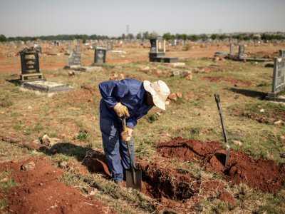 Un fossoyeur creuse une tombe au cimetière d'Avalon de Soweto, le 15 novembre 2018 à Johannesburg. - GIANLUIGI GUERCIA [AFP]