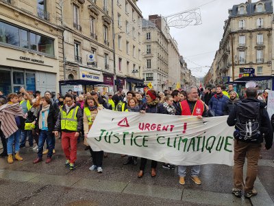 À Rouen, gilets jaunes et militants écologistes ont marché côte à côte. - Pierre Durand-Gratian