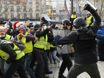 Affrontements entre policiers et "gilets jaunes" le 8 décembre 2018, près de l'Arc de Triomphe - Alain JOCARD [AFP]