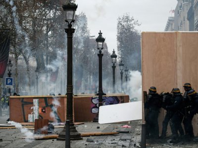 Affrontement entre forces de l'ordre et manifestants sur les Champs-Elysées à Paris, le 8 décembre 2018 - ABDUL ABEISSA [AFP]