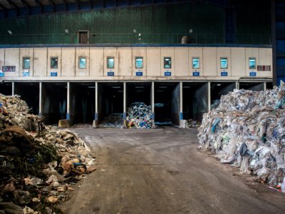 Des monceaux d'ordures, le 14 novembre 2018 dans une usine de recyclage d'Istanbul - BULENT KILIC [AFP]