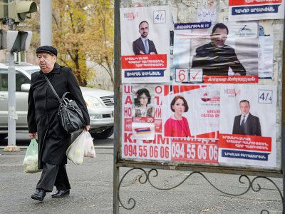 Un panneau électoral à Erevan, le 6 décembre  2018 - KAREN MINASYAN [AFP]