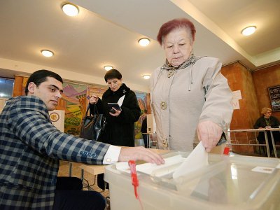 Une Arménienne vote aux élections législatives anticipées à Erevan le 9 décembre 2018 - Karen MINASYAN [AFP]