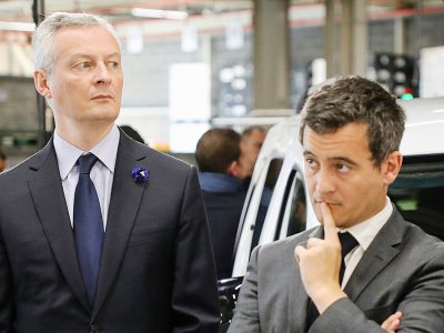 Bruno Le Maire (à gauche) et Gérald Darmanin (ici à Maubeuge le 8 novembre 2018), proposent d'encourager les entreprises à verser à leurs salariés une prime exceptionnelle de fin d'année, qui serait exonérée d'impôt - ludovic MARIN [AFP/Archives]