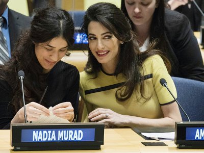 La lauréate du Prix Nobel de la paix 2018 Nadia Murad (g) et l'avocate des droits de l'Homme Amal Clooney (d) au siège des Nations Unies, le 9 mars 2017 à New York - Drew Angerer [Getty/AFP/Archives]