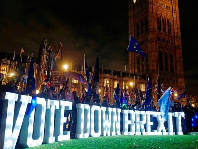Des manifestants anti-Brexit devant le Parlement britannique, le 10 décembre 2018 à Londres - Tolga AKMEN [AFP]
