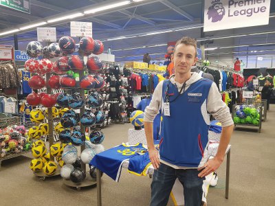 Jonathan déplore déjà 250 000 euros de perte au sein de son magasin de sport, sur la zone commerciale de Tourville-la-Rivière. - Amaury Tremblay