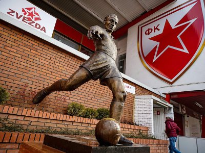 Statue de la légende de l'Etoile Rouge Rajko Mitic, le 10 décembre 2018, devant le stade éponyme où se déroulera le match contre Paris en Ligue des champions - ANDREJ ISAKOVIC [AFP]