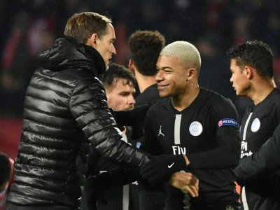L'entraîneur du Paris SG Thomas Tuchel (g) et Kylian Mbappé lors de la qualification en 8e de finale de Ligue des champions le 11 décembre 2018 - FRANCK FIFE [AFP]