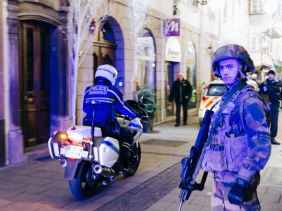 Un motard de la police municipale et un soldat à proximité du marché de Noël de Strasbourg, le 11 décembre 2018 - Abdesslam MIRDASS [AFP]