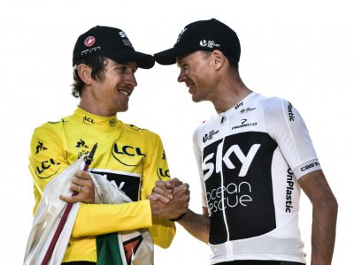 Geraint Thomas (g) et Chris Froome sur le podium des Champs-Elysées après la victoire du premier dans le Tour de France, le 29 juillet 2018 - Jeff PACHOUD [AFP/Archives]