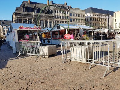 De nouvelles barrières ont été installées aux entrées du marché de Noël. - Amaury Tremblay
