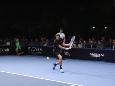 Favori du tournoi, le Russe 16e à l'ATP Daniil Medvedev s'est fait surprendre par Gilles Simon. - Anthony Derestiat