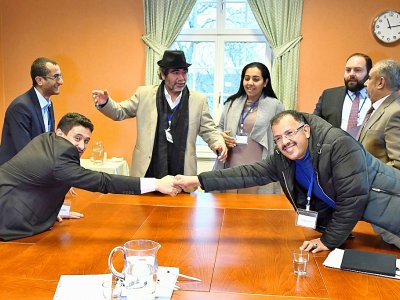Le négociateur rebelle houthi Abdelkader Mourtada (g) et Askar Zaeel, négociateur gouvernemental pour l'échange de prisonniers, se serrent la main lors des consultations sur le Yémen sous l'égide de l'ONU, le 11 décembre 2018 à Stockholm - Claudio BRESCIANI [POOL/AFP]