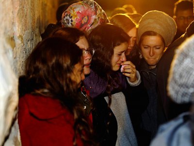 Des proches du couple Amichai et Shira Ish-Ran participent, le 12 décembre 2018 au cimtière juif à Jérusalem, aux funérailles de leur bébé mort après sa naissance prématurée consécutive à une blessure infligée à sa mère dans une attaque palestinienne - Menahem KAHANA [AFP]
