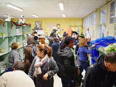 Deux fois par semaine, le centre de distribution des Restos du cœur, à Caen, fait le plein de bénéficiaires. - Simon Abraham