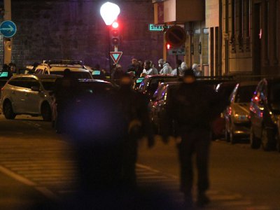 Des policiers recherchent des indices sur le site où Cherif Chekatt, le tireur du marché de Noël de Strasbourg, a été abattu par la police le 13 décembre 2018 à Strasbourg - Patrick HERTZOG [AFP]