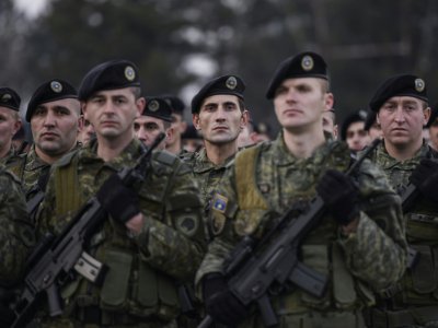 Des forces de sécurité du Kosovo (KSF) face au président Hashim Thaçi, le 13 décembre 2018, à Pristina - Armend NIMANI [AFP]