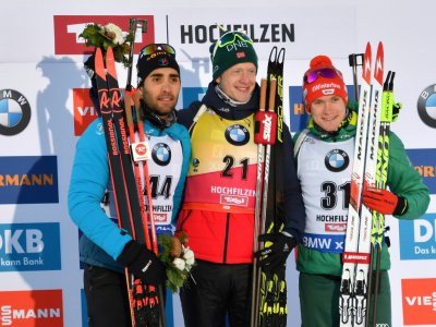 Le podium du sprint 10 km d'Hochfilzen: (de g à dr) Martin Fourcade, Johannes Thingnes Boe et Benedikt Doll, le 14 décembre 2018 - JOE KLAMAR [AFP]