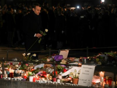 Le président Macron dépose une rose devant le marché de Noël, le 14 décembre à Strasbourg en hommage aux victimes de l'attaque - SEBASTIEN BOZON [AFP]
